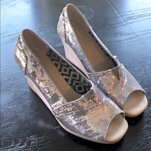 Tom’s Silver Sequin Peep-toe Wedge Sandals Sz 9